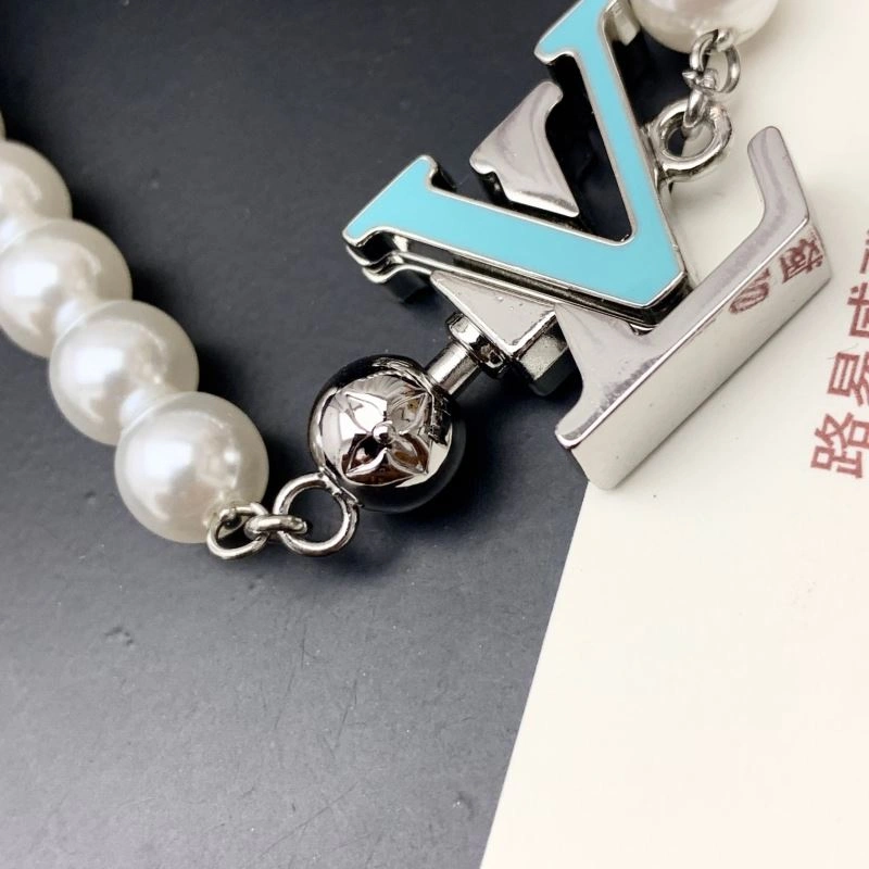 Snug Louis Vuitton Bracelets 256832