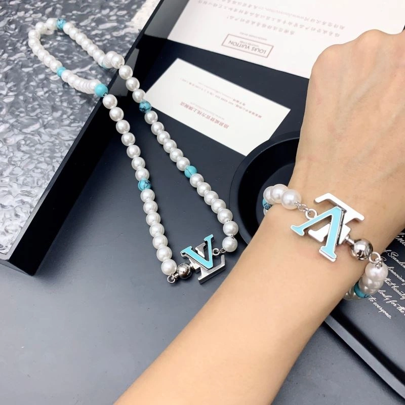Snug Louis Vuitton Bracelets 256832