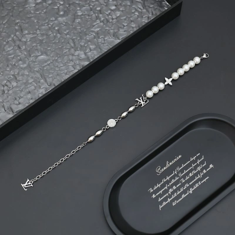 Snug Louis Vuitton Bracelets 256847