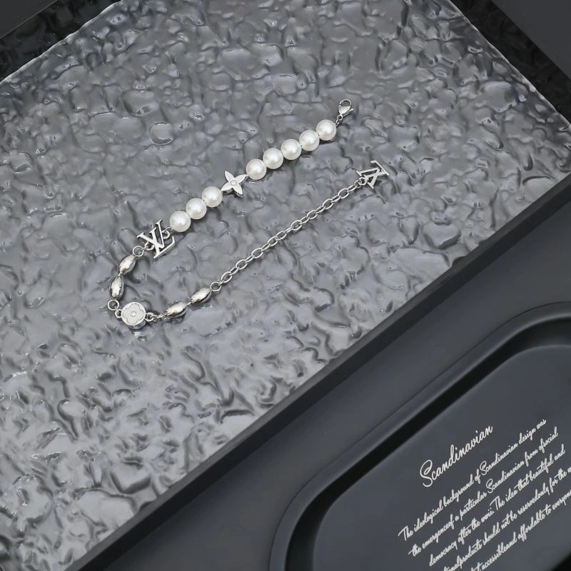 Snug Louis Vuitton Bracelets 256847