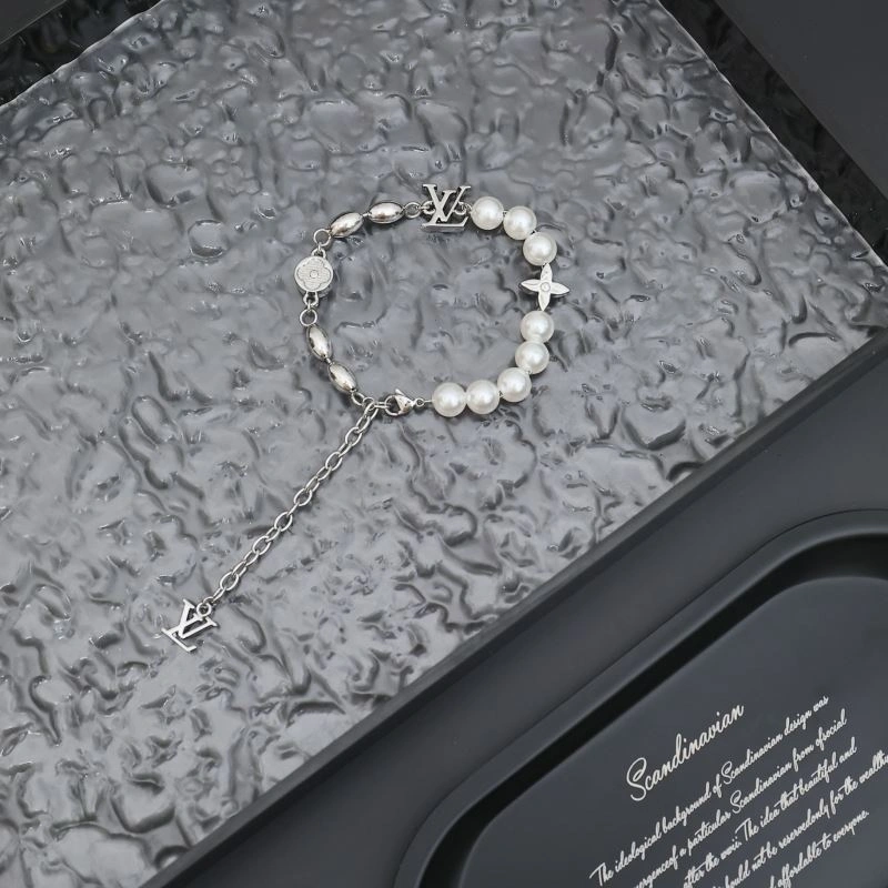 Snug Louis Vuitton Bracelets 256847