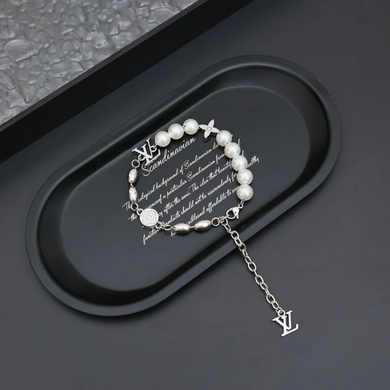 Snug Louis Vuitton Bracelets 256847