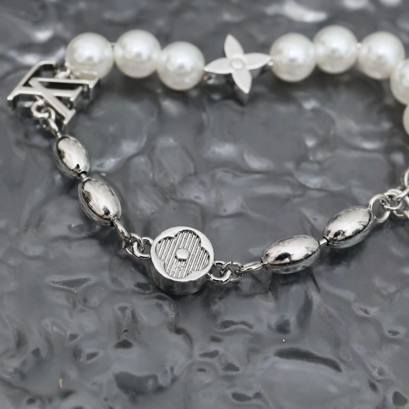 Snug Louis Vuitton Bracelets 256847