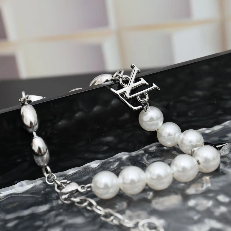 Snug Louis Vuitton Bracelets 256847
