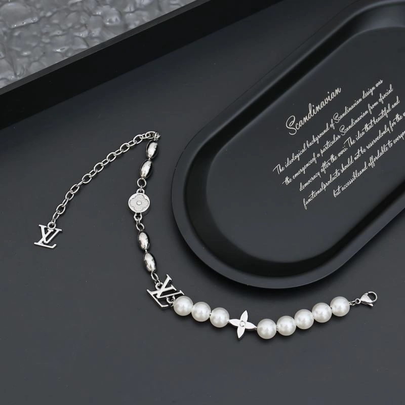 Snug Louis Vuitton Bracelets 256847