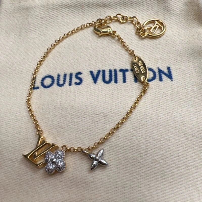 Versatile Louis Vuitton Bracelets 256829