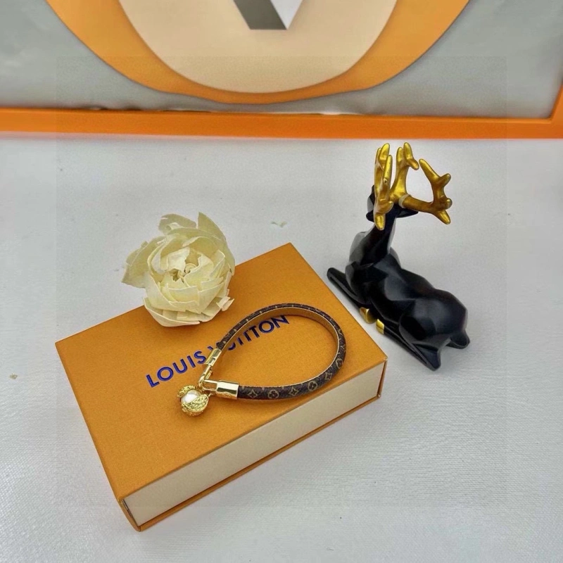 ModernLook Louis Vuitton Bracelets 256803