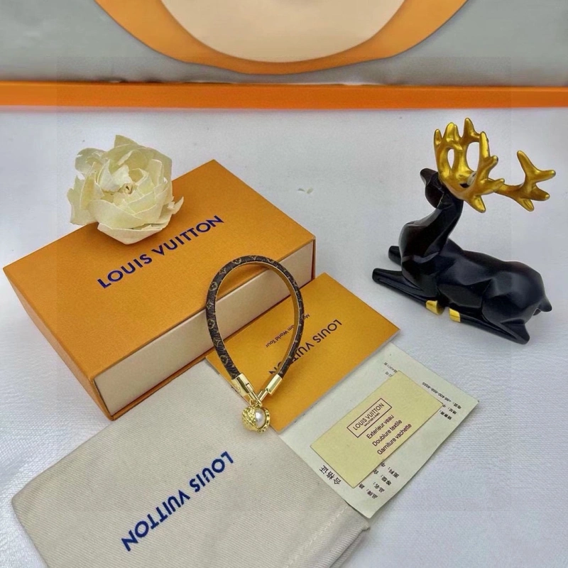 ModernLook Louis Vuitton Bracelets 256803