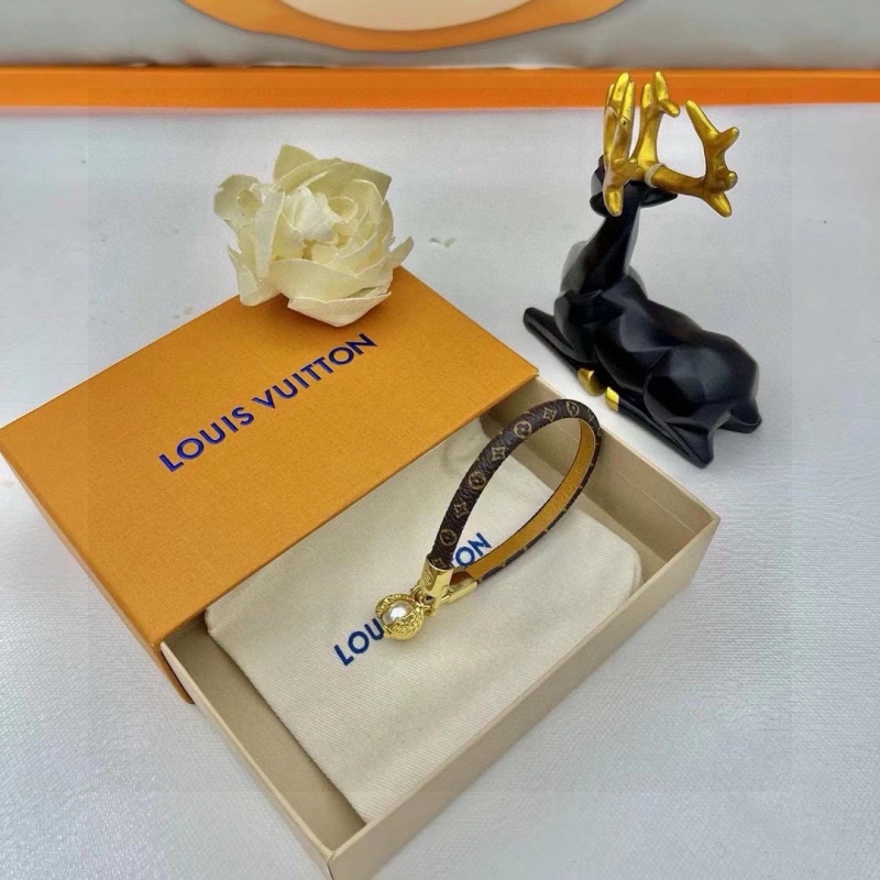 ModernLook Louis Vuitton Bracelets 256803