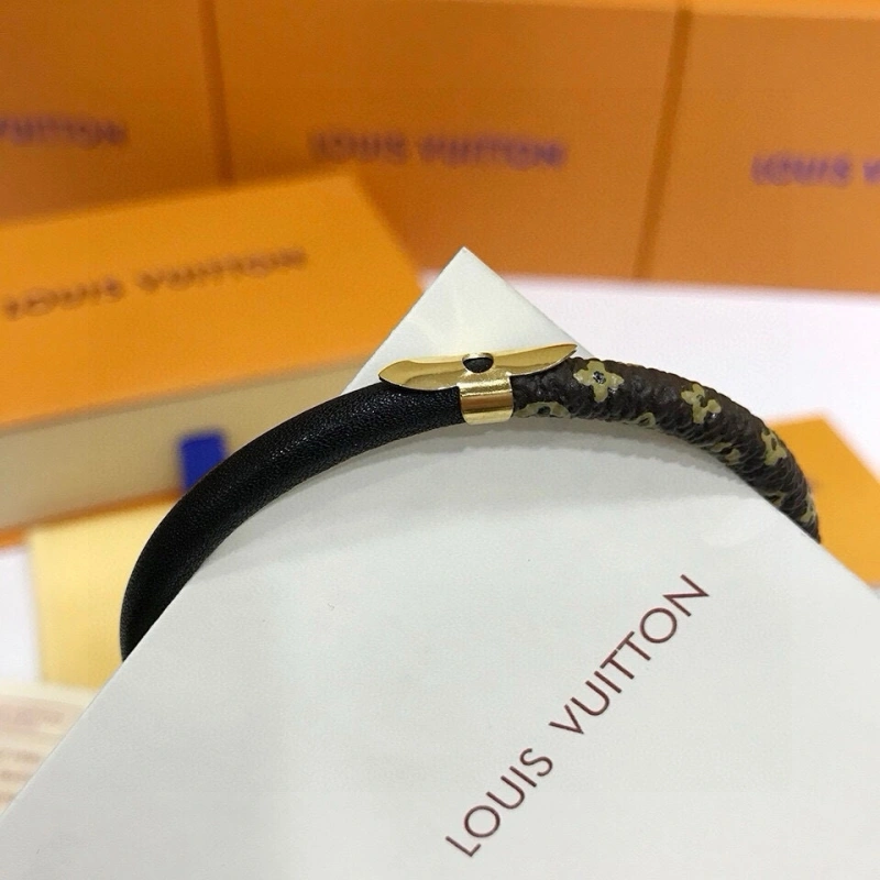 Compact Louis Vuitton Bracelets 256768