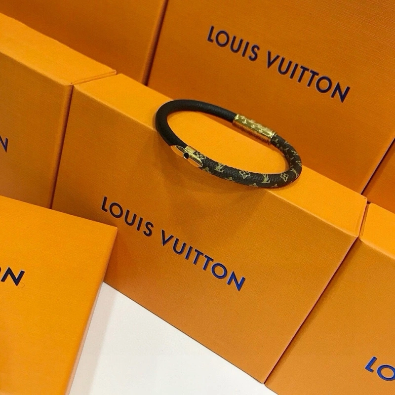 Compact Louis Vuitton Bracelets 256768