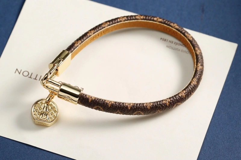 Snug Louis Vuitton Bracelets 256744