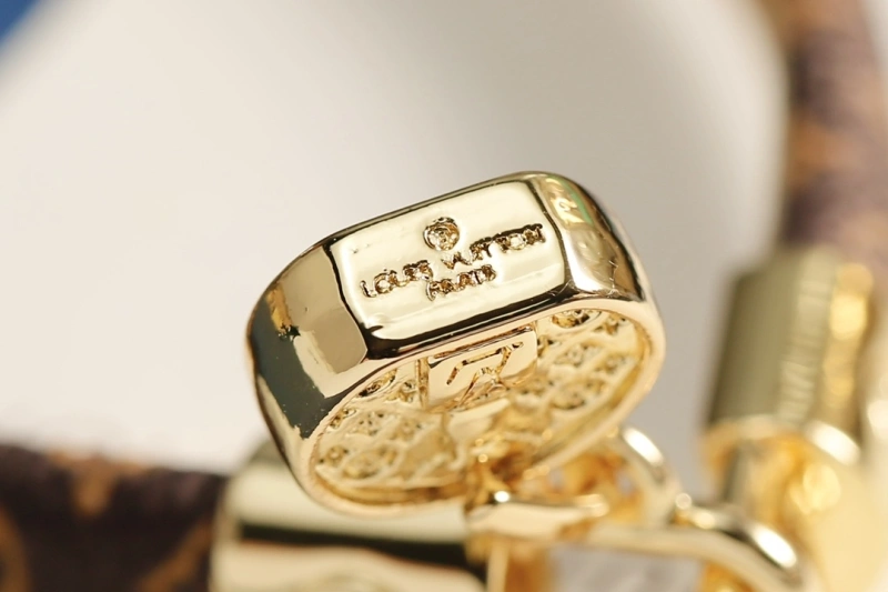 Snug Louis Vuitton Bracelets 256744