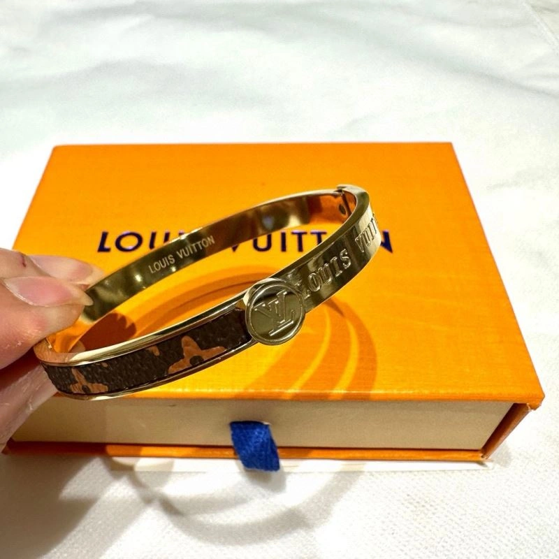 Minimalist Louis Vuitton Bracelets 256657