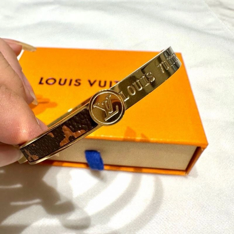 Minimalist Louis Vuitton Bracelets 256657