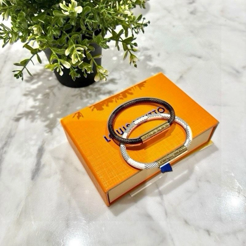 Louis Vuitton Bracelets ZipUp 256665