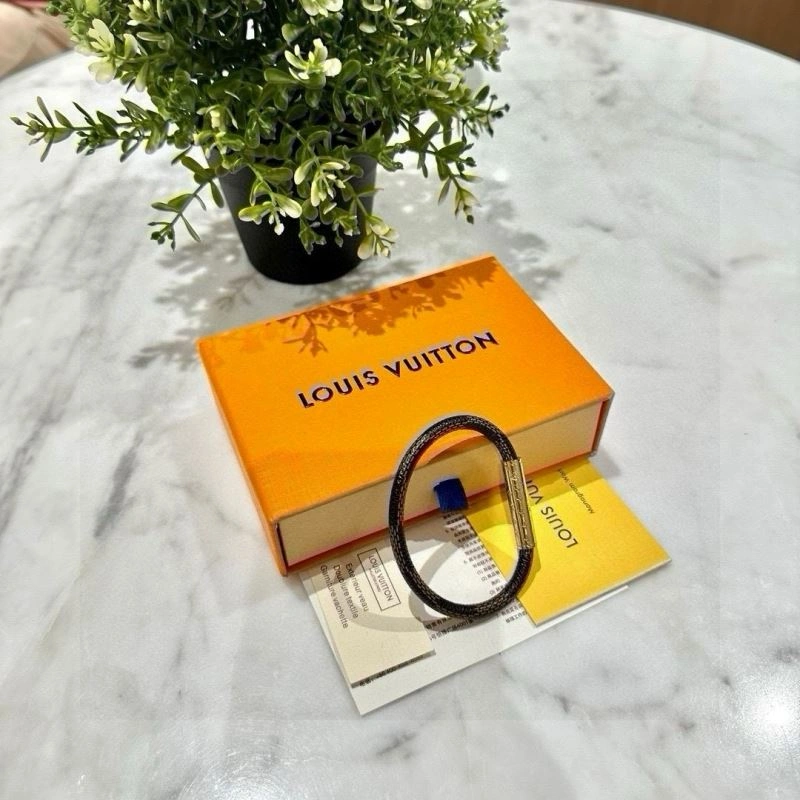 Louis Vuitton Bracelets ZipUp 256665
