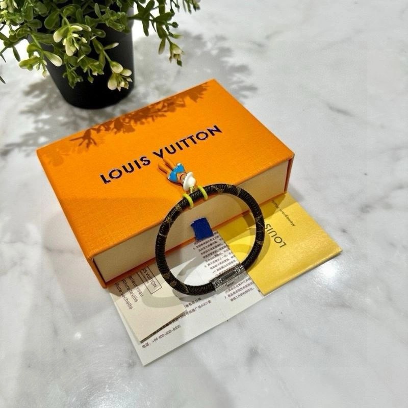 Bold Louis Vuitton Bracelets 256645