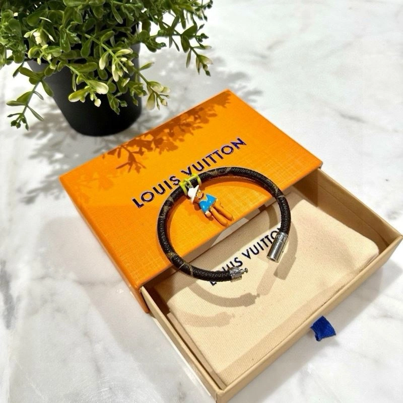 Bold Louis Vuitton Bracelets 256645