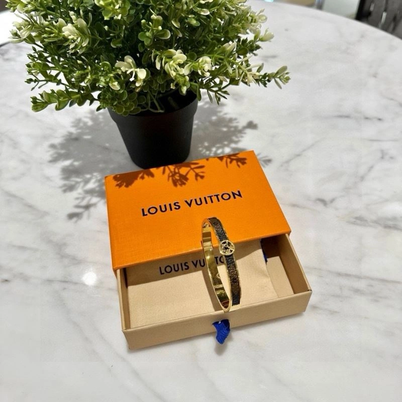 Louis Vuitton Bracelets Chic 256631