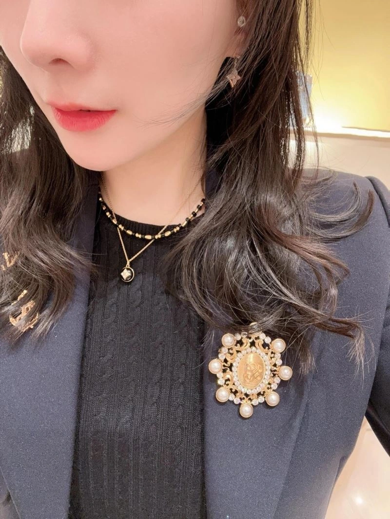 Resilient Louis Vuitton Brooches 251551