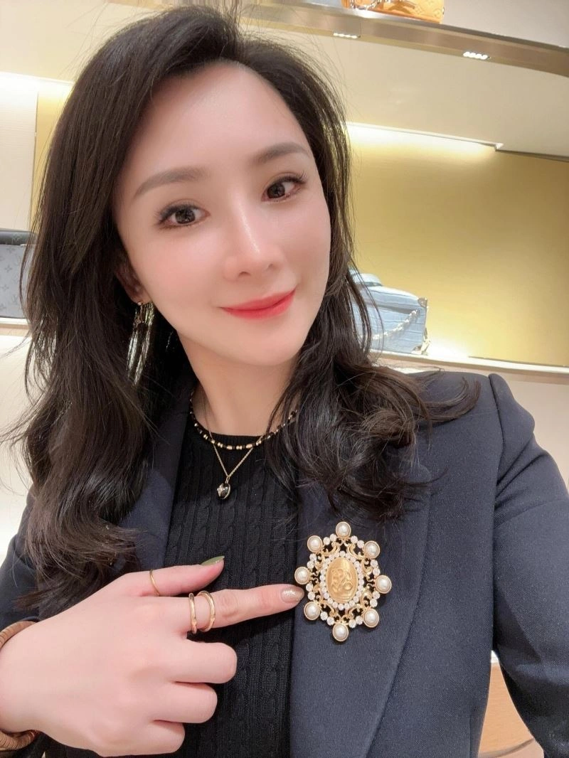 Resilient Louis Vuitton Brooches 251551