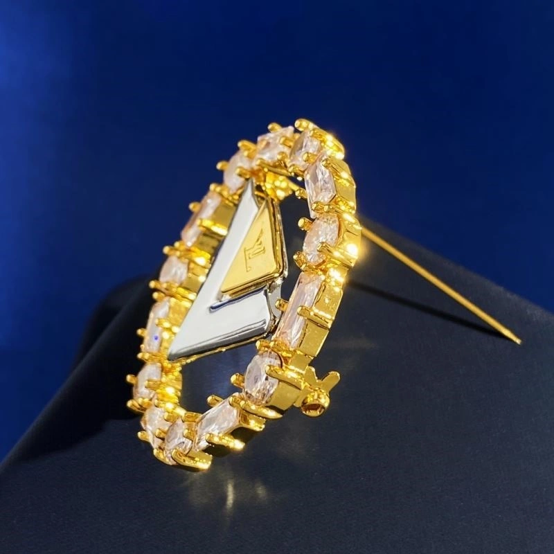 Tailored Louis Vuitton Brooches 249067