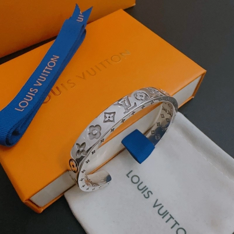Louis Vuitton Brooches Functional 248201