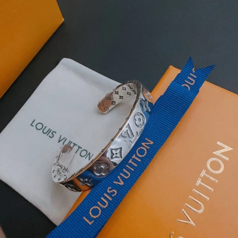 Louis Vuitton Brooches Functional 248201