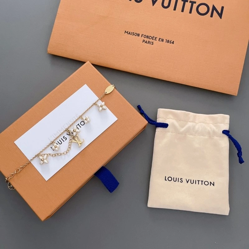 Resilient Louis Vuitton Brooches 248173