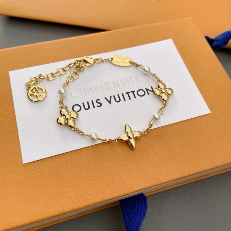 Breathable Louis Vuitton Brooches 248149