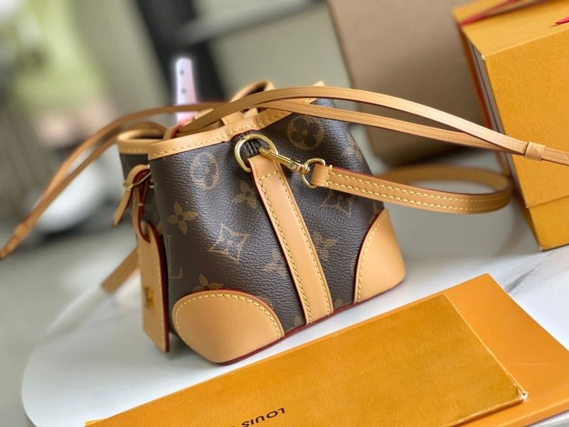 Tailored Louis Vuitton Bucket Bags 94103