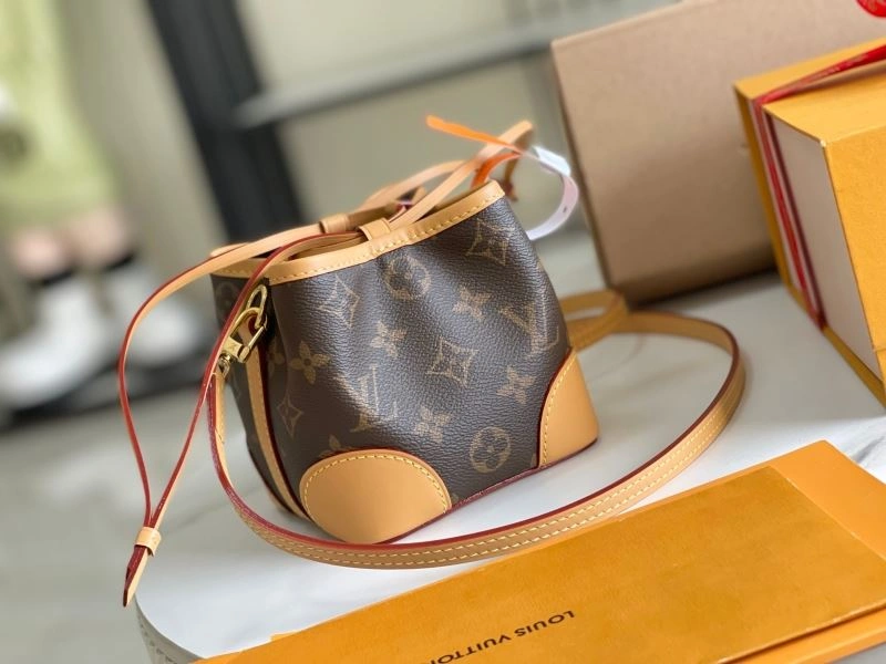 Tailored Louis Vuitton Bucket Bags 94103