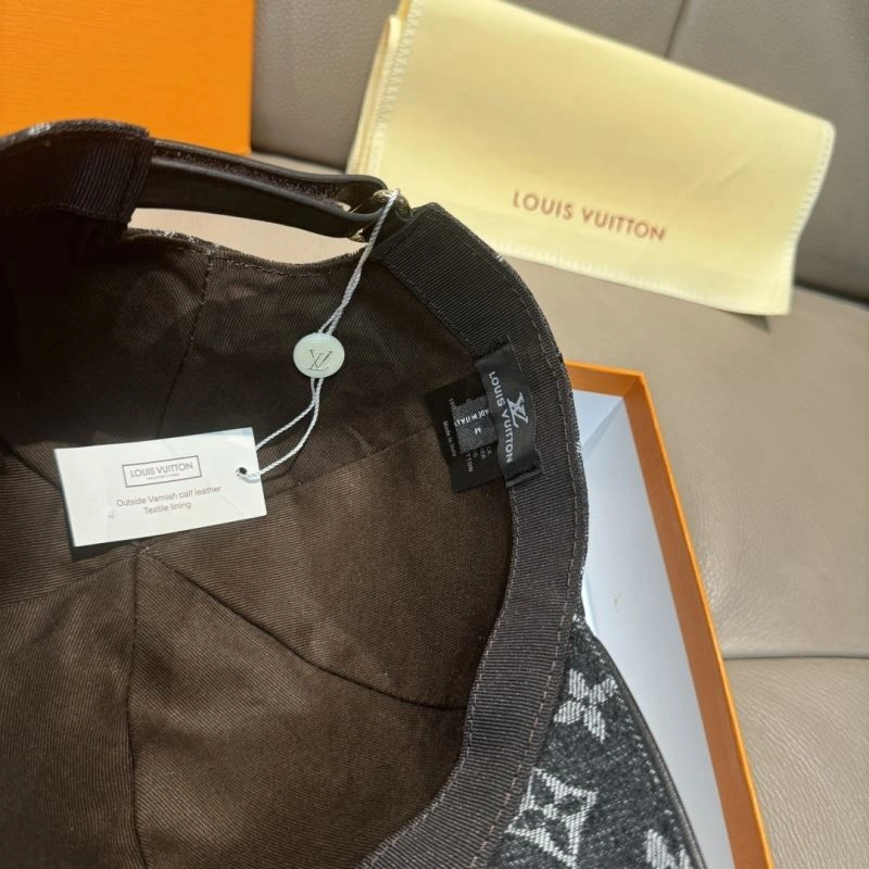 Compact Louis Vuitton Caps 261172