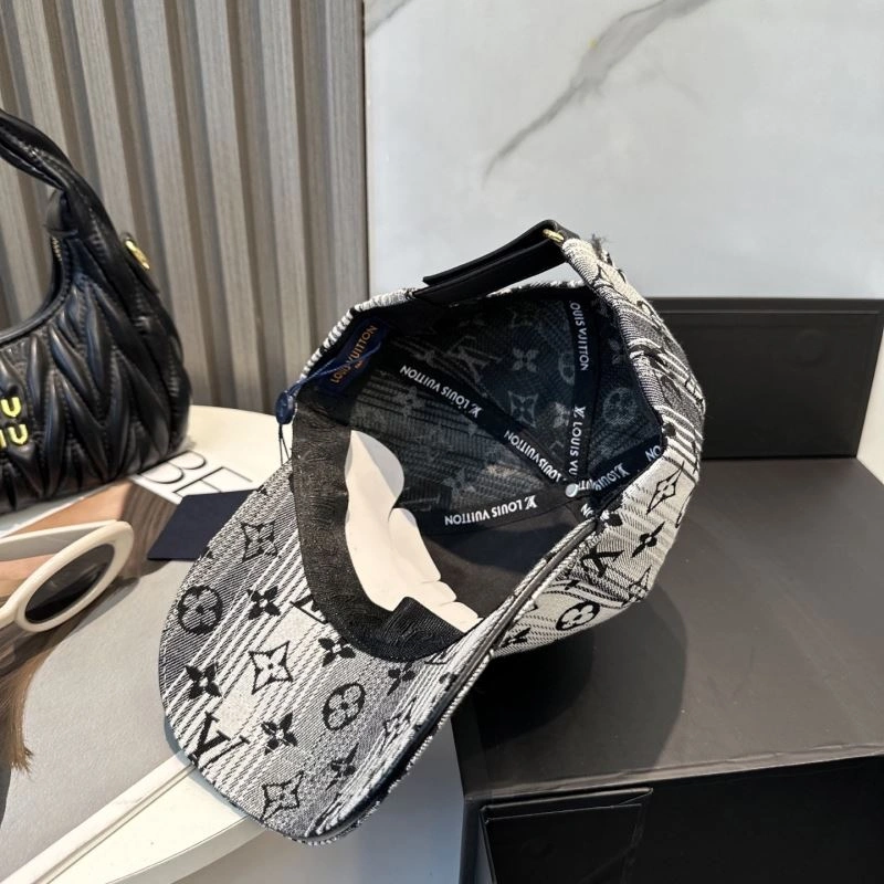 Sporty Louis Vuitton Caps 258098