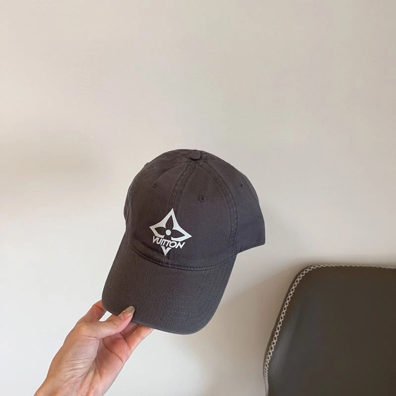 Snug Louis Vuitton Caps 258027