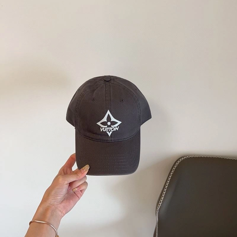 Snug Louis Vuitton Caps 258027