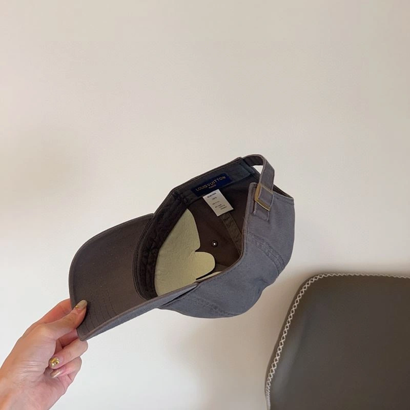 Snug Louis Vuitton Caps 258027