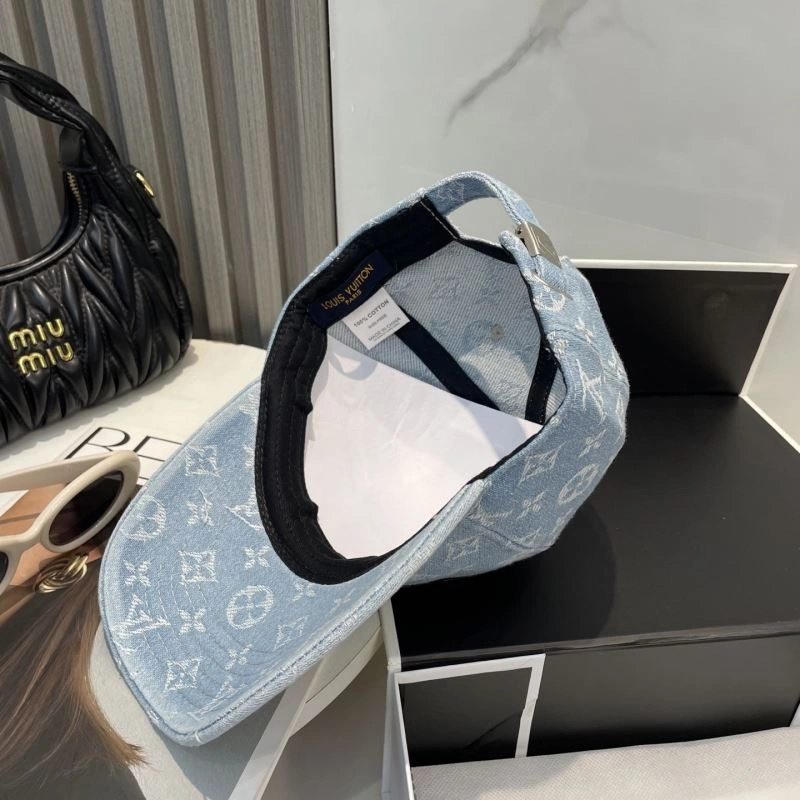 Compact Louis Vuitton Caps 257833