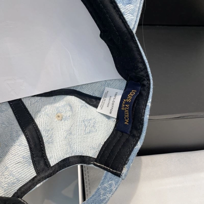 Compact Louis Vuitton Caps 257833