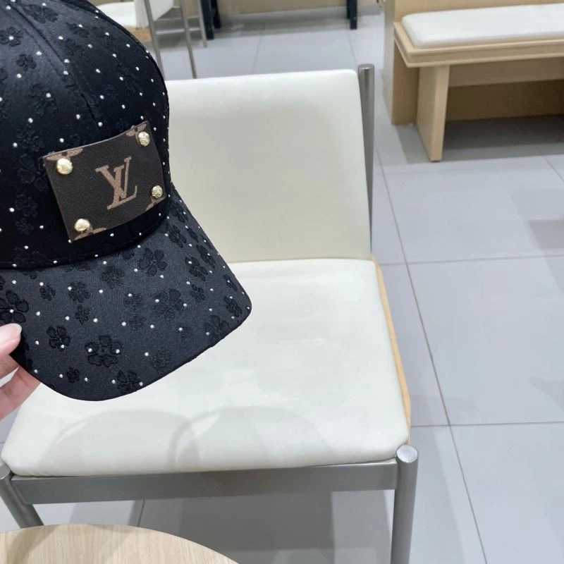 Snug Louis Vuitton Caps 261892