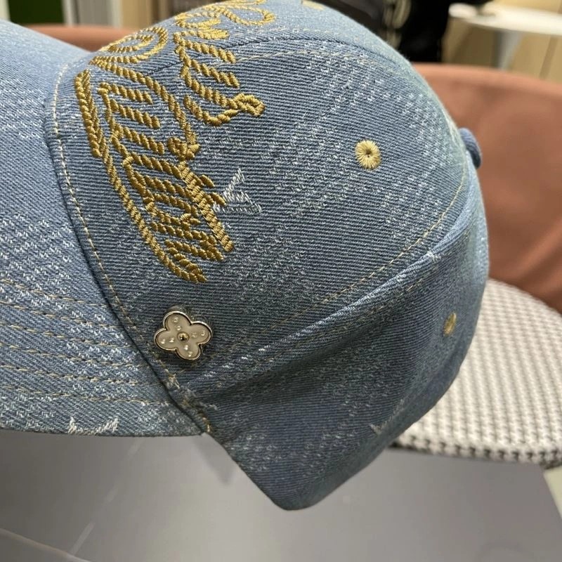Compact Louis Vuitton Caps 261894