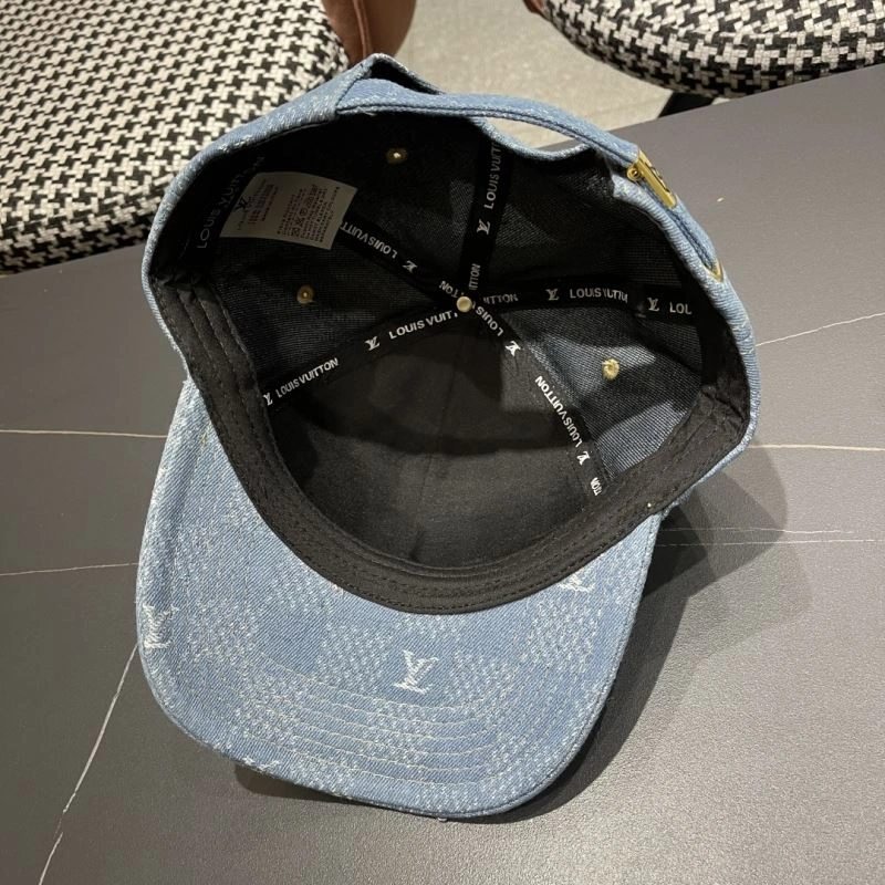 Compact Louis Vuitton Caps 261894