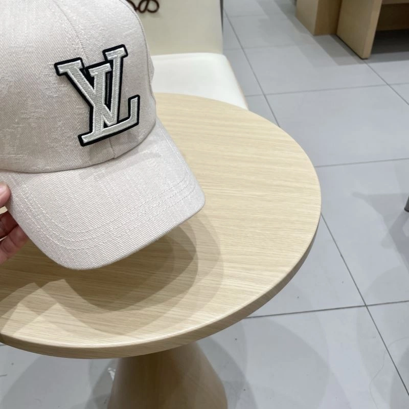 Flexible Louis Vuitton Caps 261874