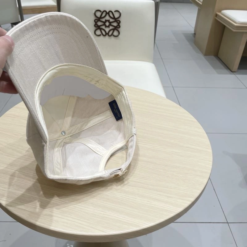 Flexible Louis Vuitton Caps 261874
