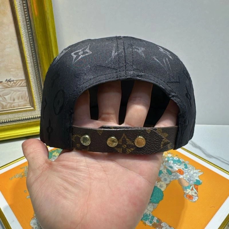 Louis Vuitton Caps Versatile 261746