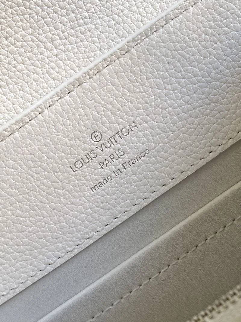 Louis Vuitton Capucines BB Bags TechFriendly 40684
