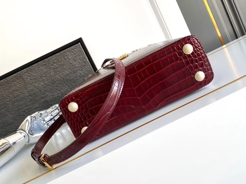 Sleek Louis Vuitton Capucines BB Bags 40681