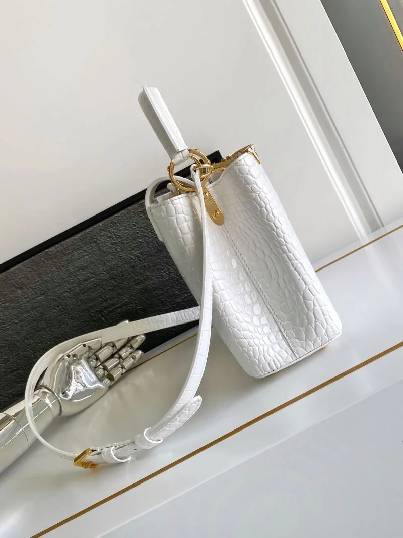 Cozy Louis Vuitton Capucines BB Bags 40679