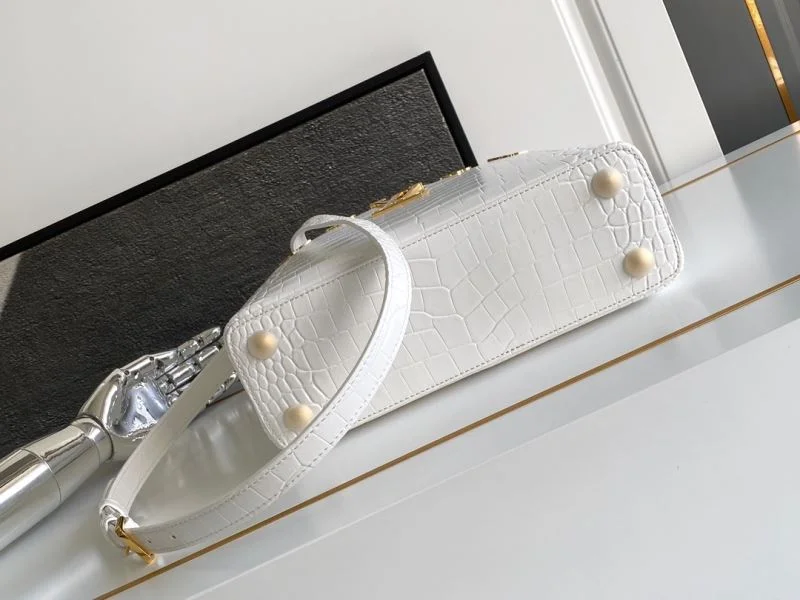 Cozy Louis Vuitton Capucines BB Bags 40679